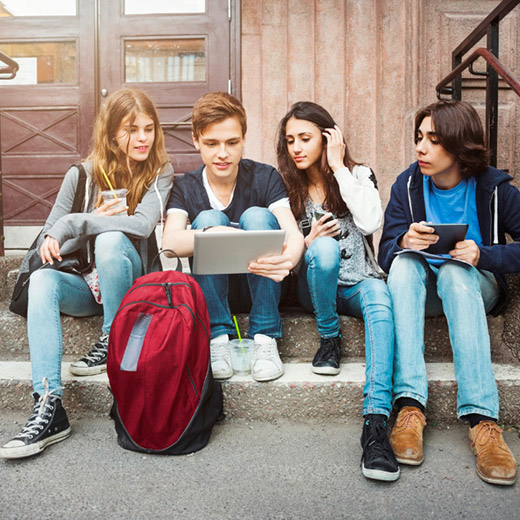 adolescents devant tablette et téléphone portable