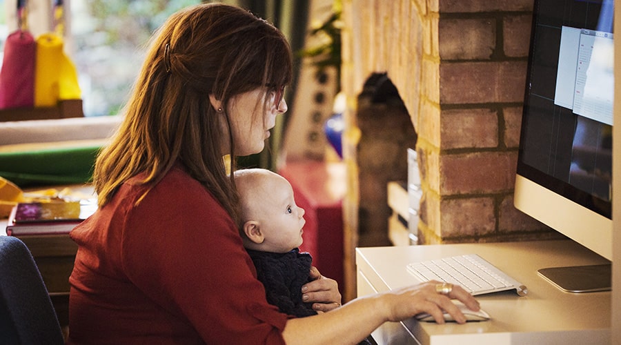 Maman-et-son-bebe-sur-les-genoux-qui-surfe-sur-internet-depuis-son-ordi.jpg