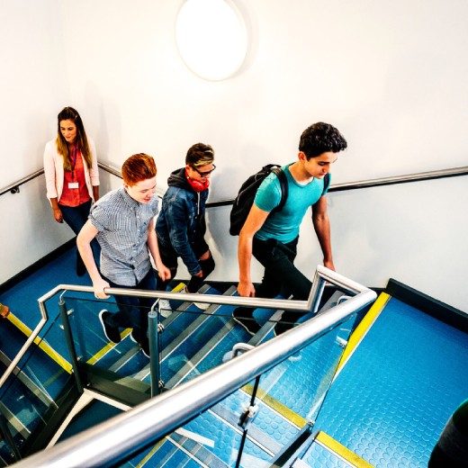 Elèves montent escalier établissement scolaire