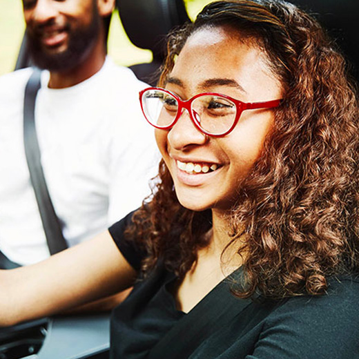 Conduite supervisée - parent et enfant dans une voiture