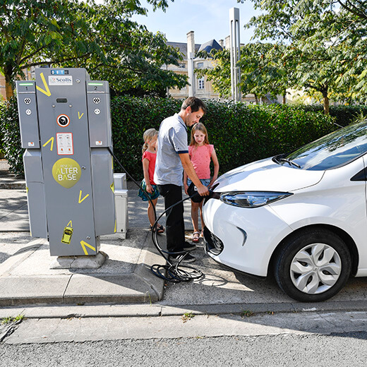 Bornes et temps de recharge d'une voiture électrique - MAIF