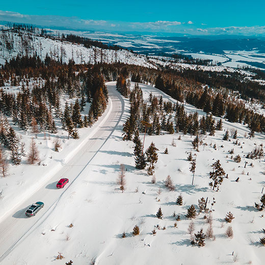 Conseils pour conduire sur une route de montagne en hiver