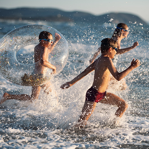 Enfants dans la mer