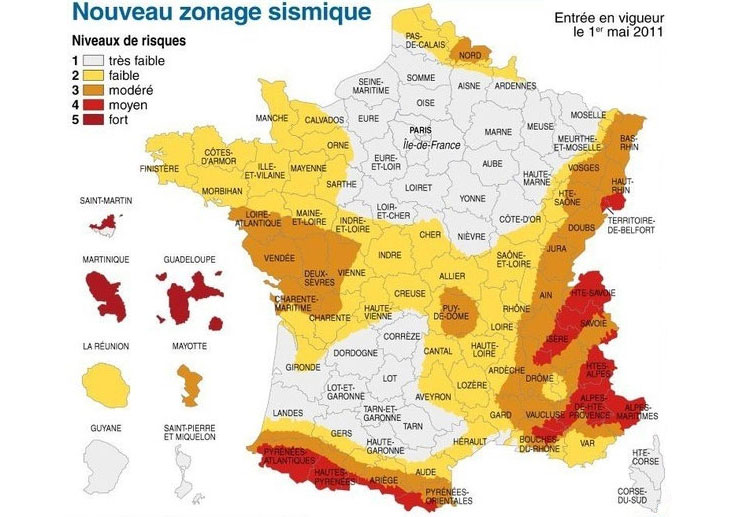 Des étudiants consultent des ouvrages dans une bibliothèque universitaire. Ce visuel a été réalisé dans un style bande dessinée par l’intelligence artificielle de MidJourney.