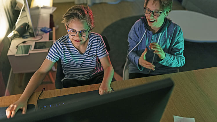 Enfants qui jouent devant un PC