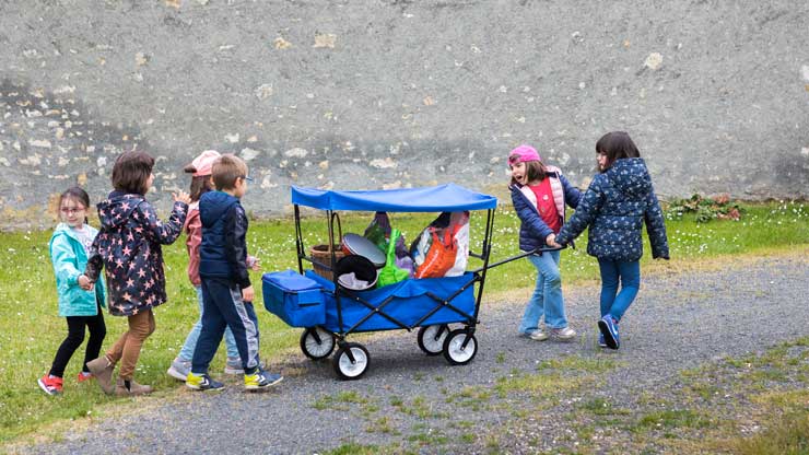 Devant le fronton de leur école, des enfants quittent leur établissement, en rang deux par deux, pour rejoindre un terrain mis à leur disposition par la municipalité d’Airvault, une commune des Deux-Sèvres.