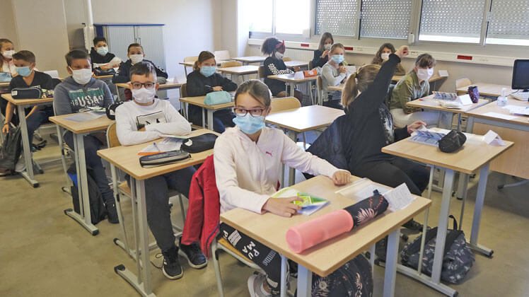 Elèves en classe avec des masques