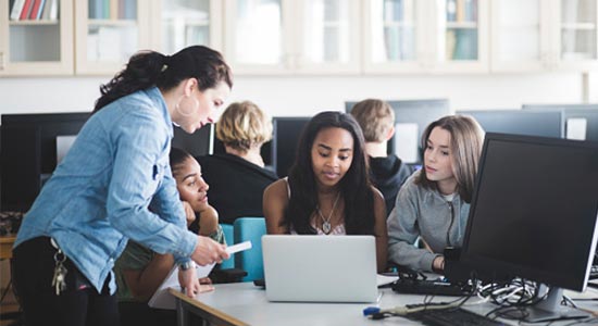 La protection de vos locaux et de vos biens - formation échanges avec des jeunes autour d'un pc