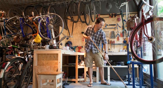 La protection de vos locaux et de vos biens - un artisan nettoie son atelier