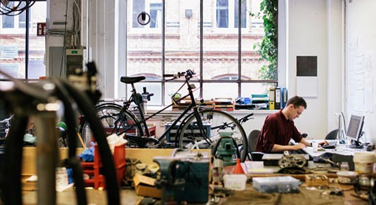 La protection de vos locaux et de vos biens - un artisan dans son atelier de vélo
