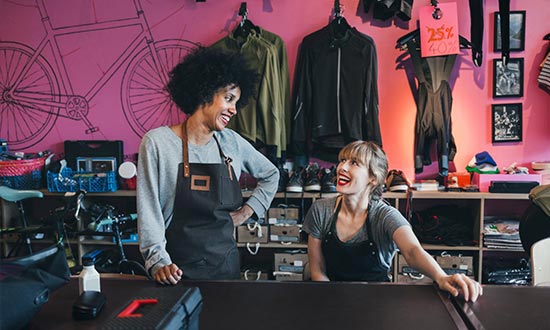 responsabilite-civile-artisanat - deux artisans qui discutent dans un atelier