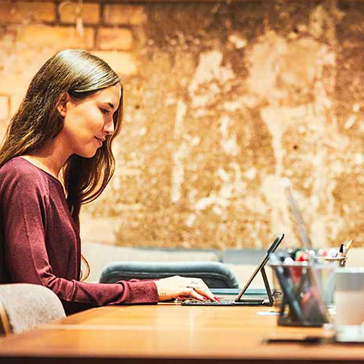 femmes devant un ordinateur