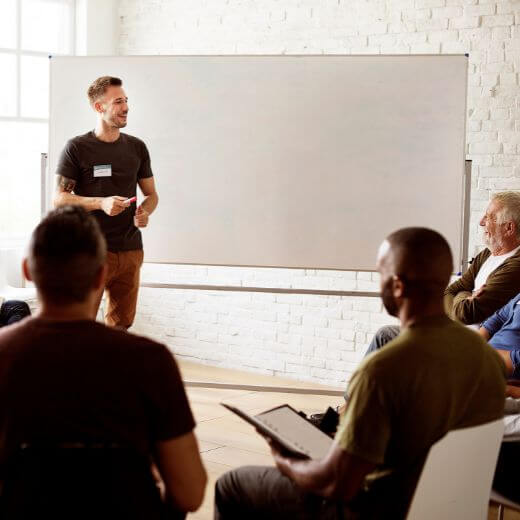 Protégez votre activité de formateur indépendant : guide complet des assurances essentielles