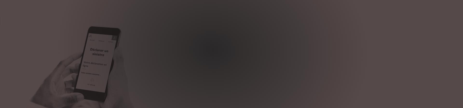 image homme avec smartphone dans la main