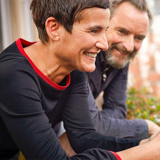 couple au bord d'une fenêtre à leur domicile