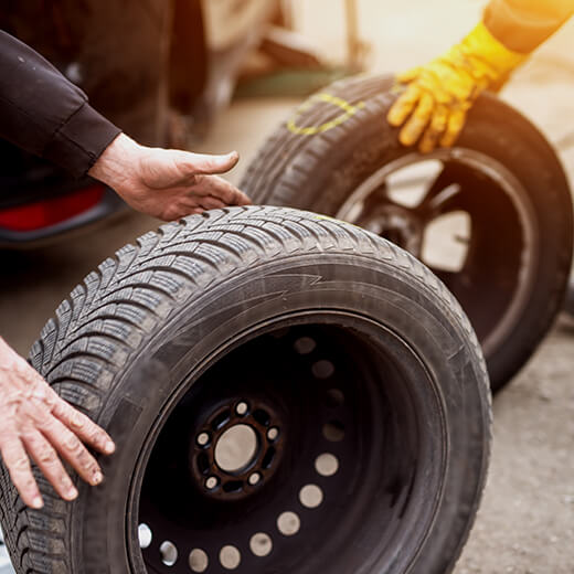 Pneu crevé : quelle prise en charge par l'assurance auto ? - MAIF