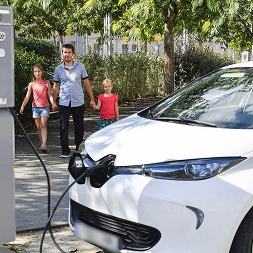 Bornes et temps de recharge d'une voiture électrique - MAIF