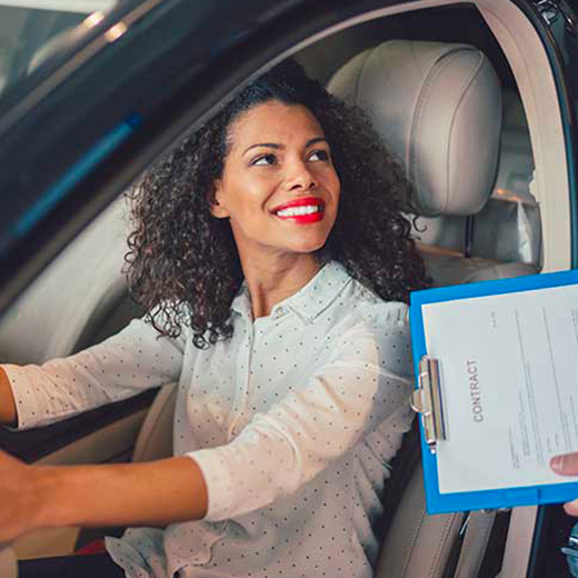 femme dans une voiture