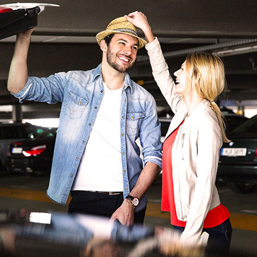 jeune couple devant une voiture