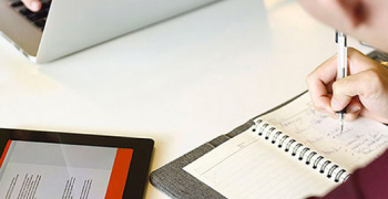 Homme écrivant sur un carnet