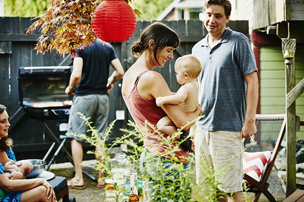famille barbecue jardin