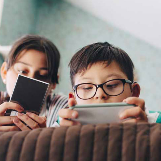 enfants devant des écrans