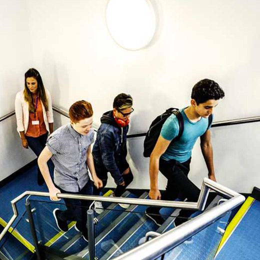 jeunes dans un escalier