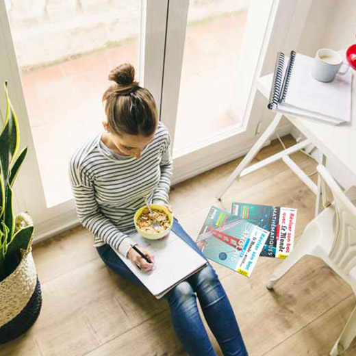 jeune fille qui fait ses devoirs à la maison