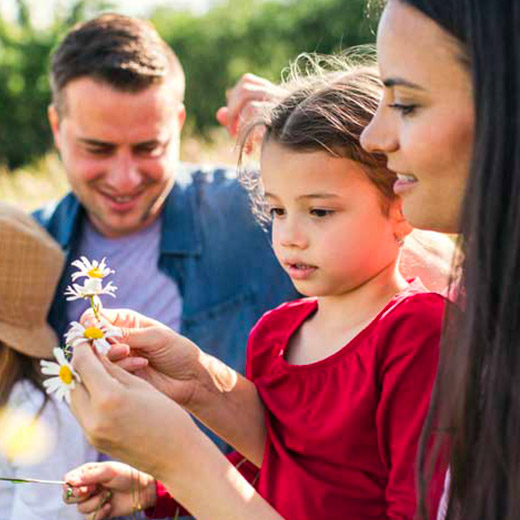 famille dans un champ de fleurs