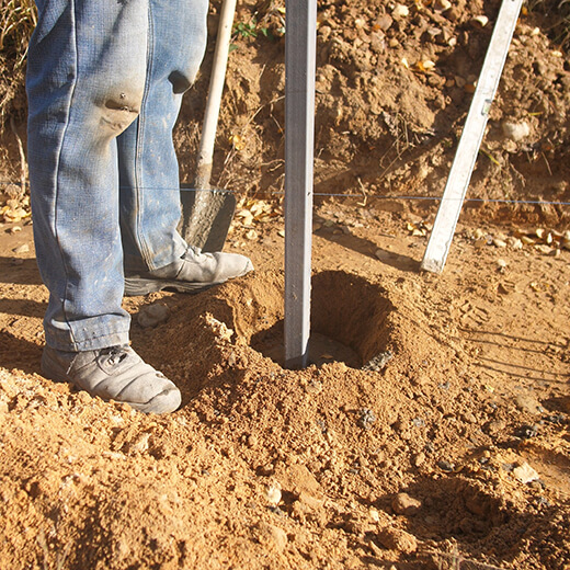 Bornage de terrain : définition, démarches, prix et obligations légales