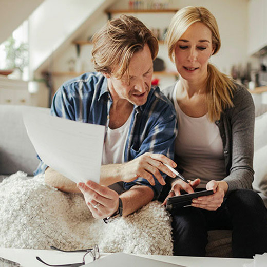 Couple avec une calculatrice