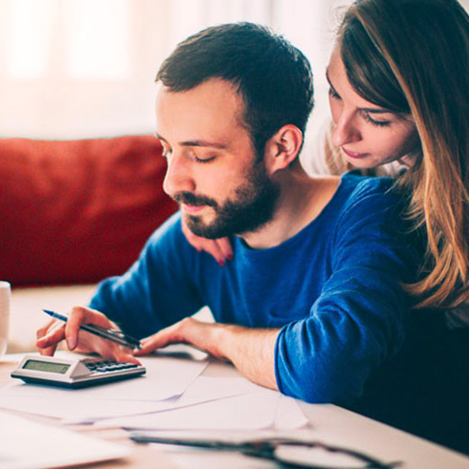 couple devant une calculette