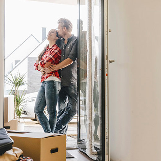 Couple dans un appartement