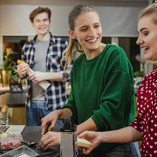 personnes préparant un repas dans cuisine