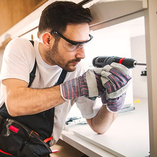 hommes qui font des travaux