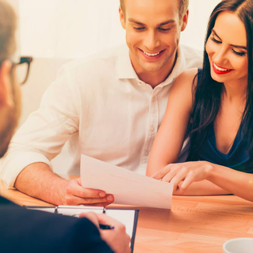 notaire avec deux clients dans son bureau