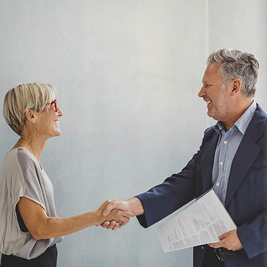 La Société civile immobilière familiale (SCI) : avantages et inconvénients - femme et homme se serrant la main