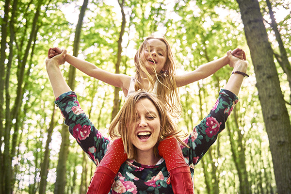 complementaire-sante-parent-enfant-foret.jpg)