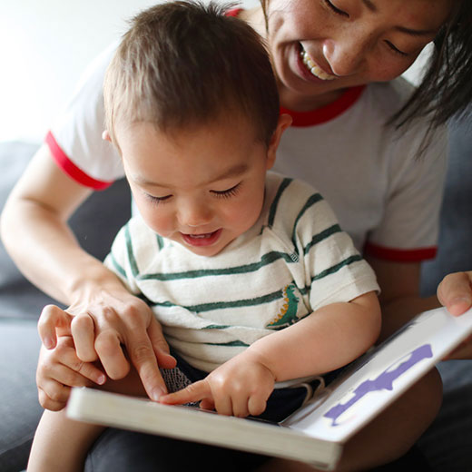 une mère et son enfant