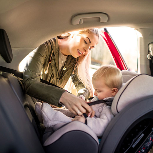 maman et un enfant dans siège auto