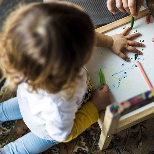 enfant qui dessine