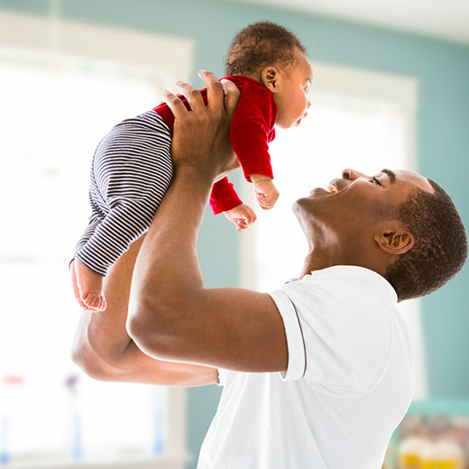 congé paternité, papa et son enfant