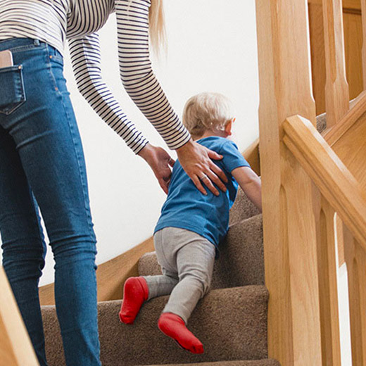enfant et maman montant les escaliers